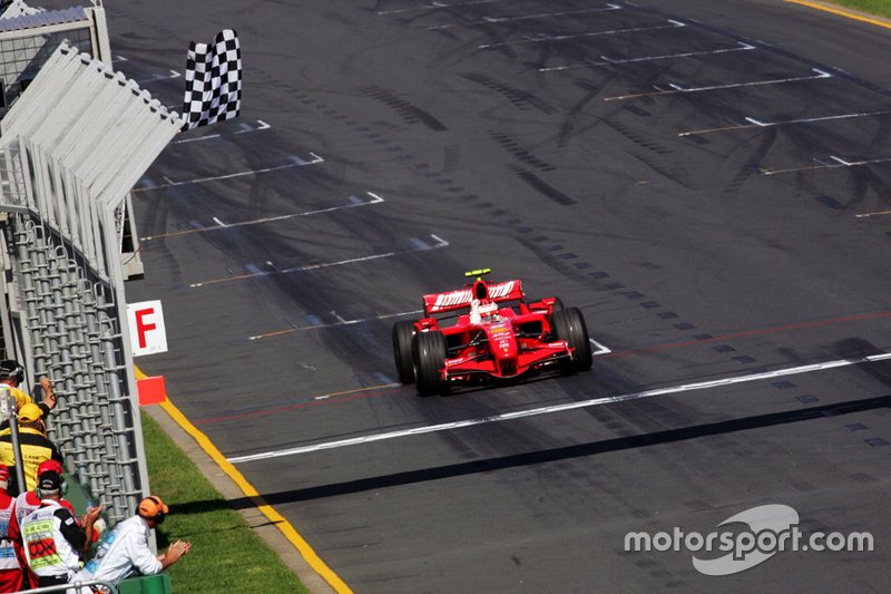 Kimi Raikkonen, Ferrari F2007 melewati garis finis untuk memenangi F1 GP Australia