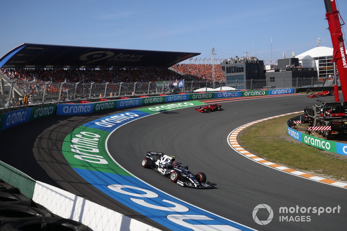 Pierre Gasly, AlphaTauri AT02, Charles Leclerc, Ferrari SF21, y Carlos Sainz Jr., Ferrari SF21.