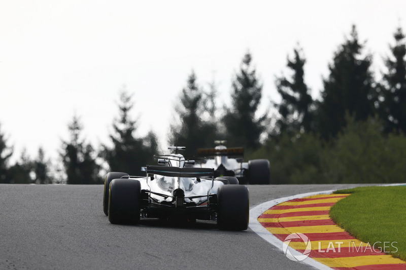 Lewis Hamilton, Mercedes AMG F1 W08, follows Jolyon Palmer, Renault Sport F1 Team RS17