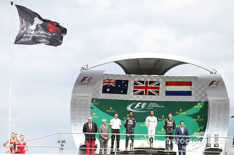 Podio: il vincitore Lewis Hamilton, Mercedes AMG F1, il secondo classificato Daniel Ricciardo, Red Bull Racing, il terzo classificato Max Verstappen, Red Bull Racing