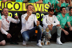 Winner Nico Rosberg, Mercedes AMG F1 celebrates with team mate Lewis Hamilton, Mercedes AMG F1 and t