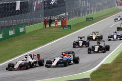 Romain Grosjean, Haas F1 Team VF-16 en Pascal Wehrlein, Manor Racing MRT05