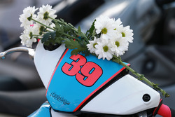 Blumen in Erinnerung an Luis Salom, SAG Racing Team