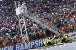 Matt Kenseth, Joe Gibbs Racing Toyota prende la bandiera a scacchi