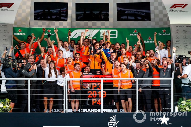 Carlos Sainz Jr, McLaren tüm takım podyumu kutluyor