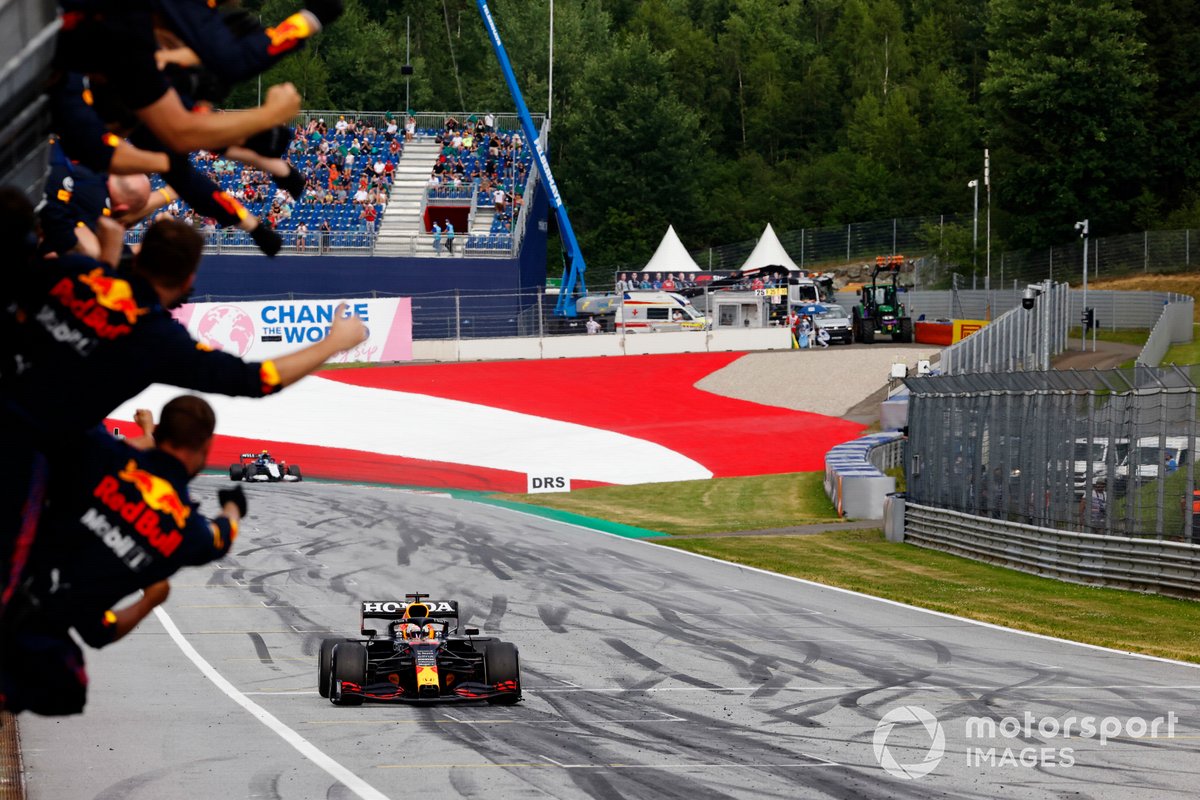 Max Verstappen bei der Zieldurchfahrt in Spielberg
