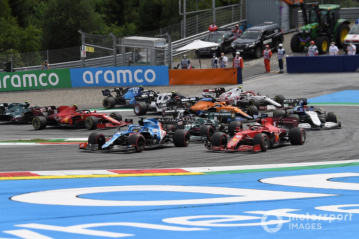 Valtteri Bottas, Mercedes W12, Fernando Alonso, Alpine A521, Charles Leclerc, Ferrari SF21, Lance Stroll, Aston Martin AMR21, and the remainder of the field on the opening lap
