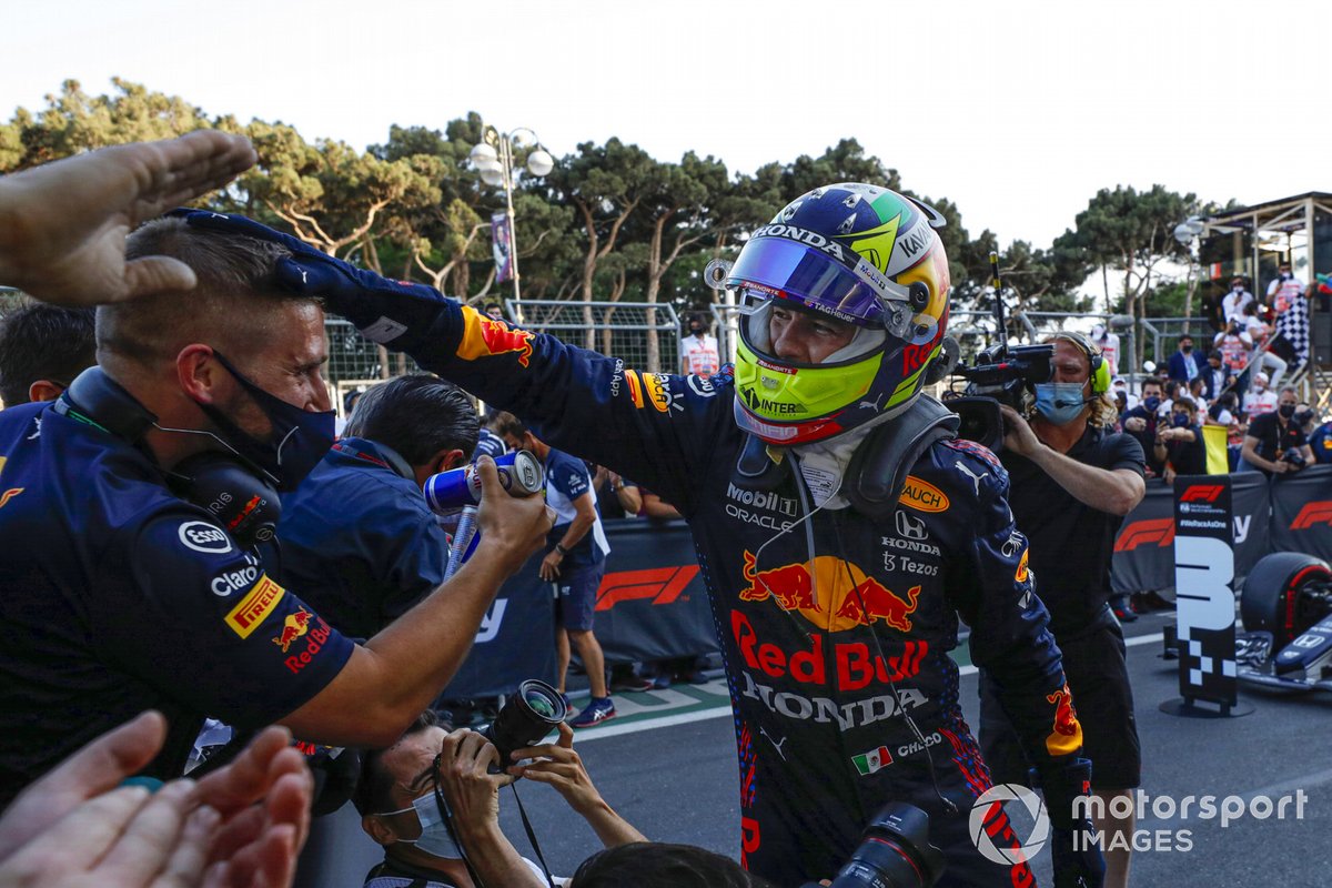 Sergio Perez, Red Bull Racing, rejoint le parc fermé en vainqueur