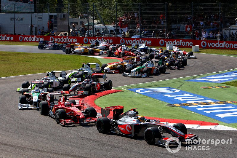 Lewis Hamilton, McLaren MP4-24 Mercedes en tête au départ