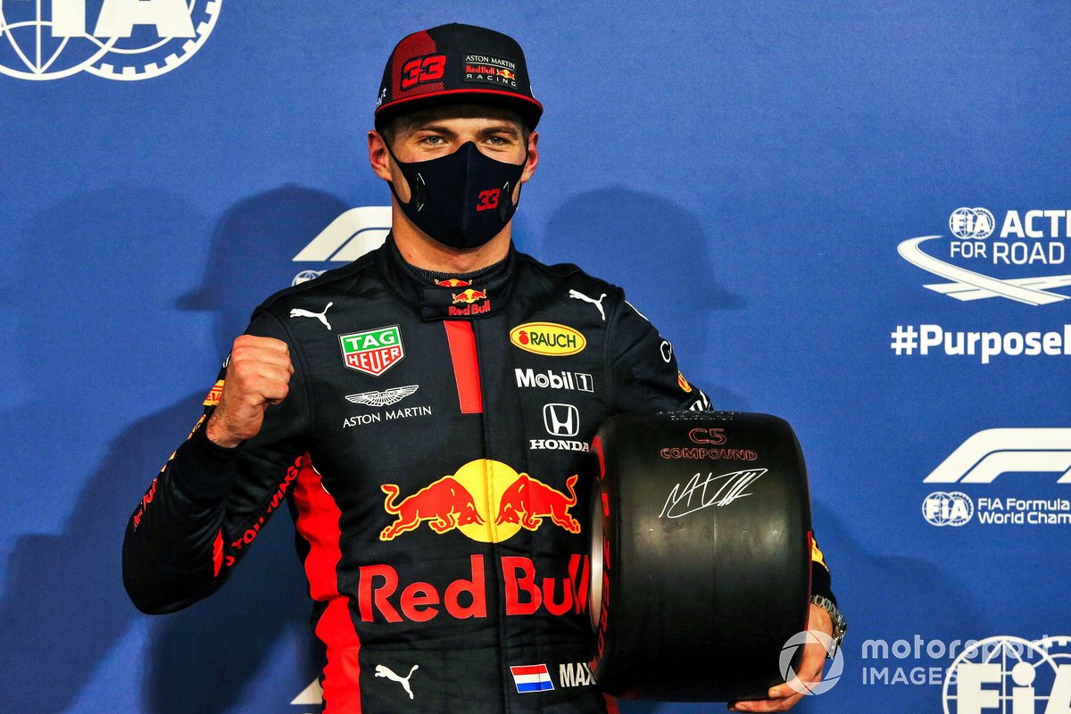 Max Verstappen, Red Bull Racing, berpose dengan Pole Position Award
