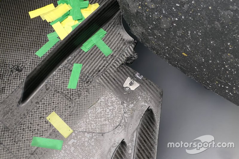 Le fond plat endommagé de la Mercedes AMG F1 W10 de Lewis Hamilton