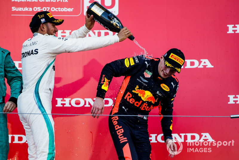 Racewinnaar Lewis Hamilton, Mercedes AMG F1, met Max Verstappen, Red Bull Racing, op het podium
