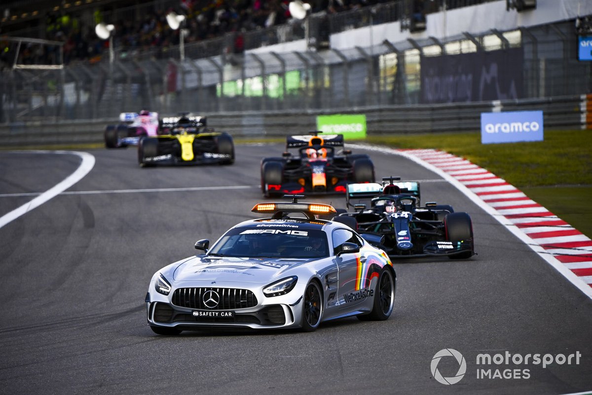 Safety Car Lewis Hamilton, Mercedes F1 W11 dan Max Verstappen, Red Bull Racing RB16