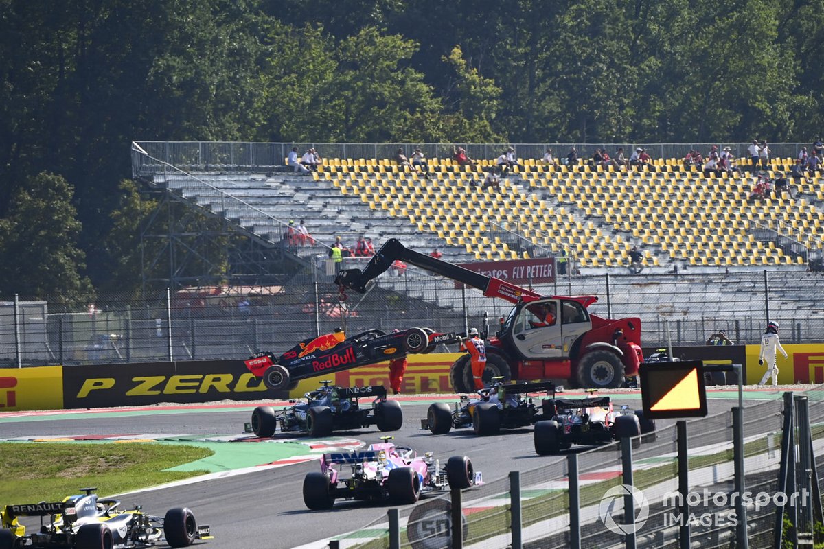 Marshal memindahkan mobil Max Verstappen, Red Bull Racing RB16 saat F1 GP Emilia Romagna di Imola