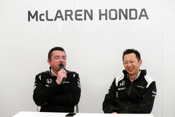 Eric Boullier, McLaren Racing Director met Yusuke Hasegawa, hoofd van het Honda F1 Programma