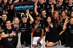 Toto Wolff, Direktör, Mercedes AMG F1, Yarış galibi Valtteri Bottas, Mercedes AMG F1, eşi Emelia, 2. Lewis Hamilton, Mercedes AMG F1 ve takım