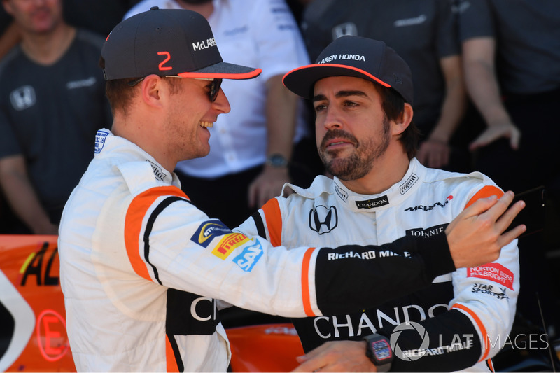 Stoffel Vandoorne, McLaren y Fernando Alonso, McLaren en la foto oficial de McLaren Team