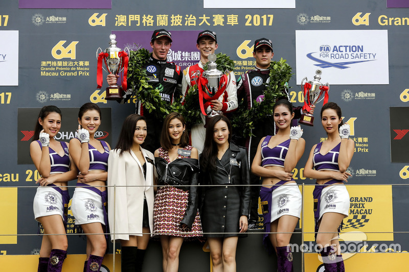 Подіум: переможець змагань Каллум Ілотт, SJM Theodore Racing Prema, Dallara Mercedes, друге місце Юе