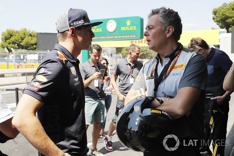 Max Verstappen, Red Bull Racing, met Mario Isola, Racing Manager, Pirelli Motorsport