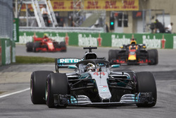 Lewis Hamilton, Mercedes AMG F1 W09, voor Daniel Ricciardo, Red Bull Racing RB14