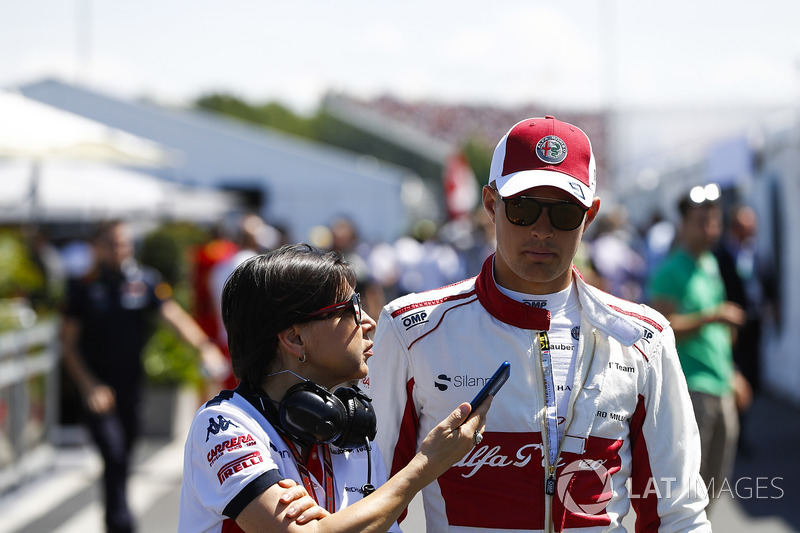 Marcus Ericsson, Sauber, parla con un'addetta stampa durante le qualifiche