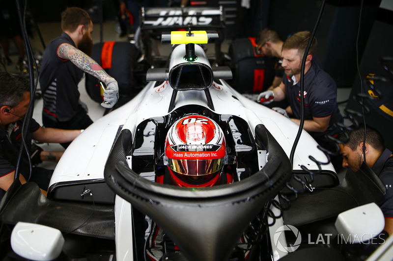 El VF18 de Haas, en boxes