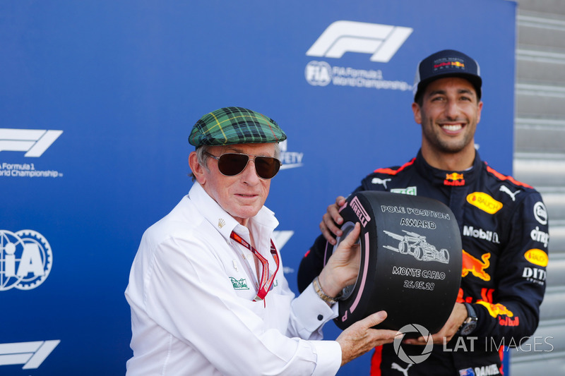 Daniel Ricciardo, Red Bull Racing, menerima trofi Pirelli pole position dari Sir Jackie Stewart