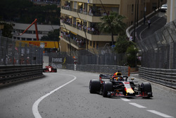 Daniel Ricciardo, Red Bull Racing RB14 leads Sebastian Vettel, Ferrari SF71H