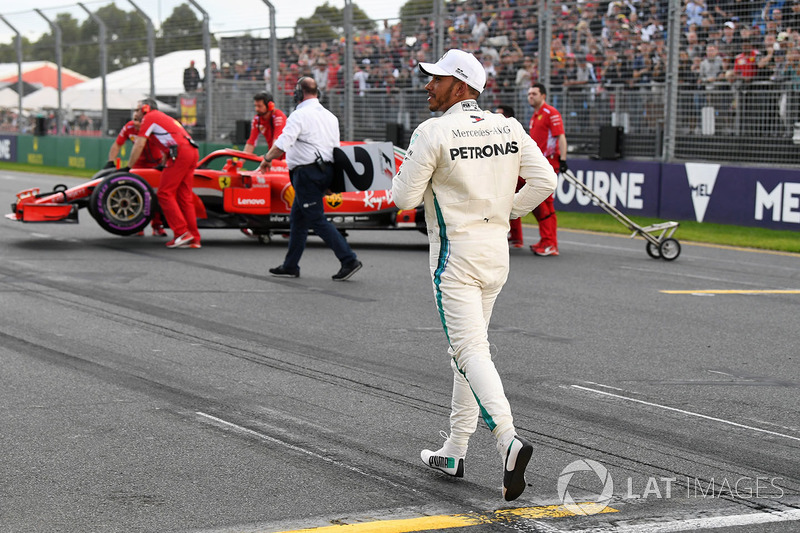 Il poleman Lewis Hamilton, Mercedes-AMG F1 festeggia nel parco chiuso