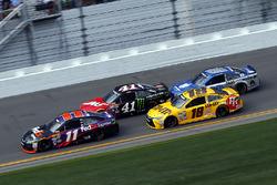Kyle Busch, Joe Gibbs Racing Toyota, Dale Earnhardt Jr., Hendrick Motorsports Chevrolet, Denny Hamli