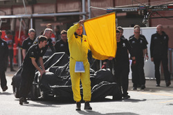 De Renault Sport F1 Team RS16 van Jolyon Palmer, Renault Sport F1 Team terug in de pits.