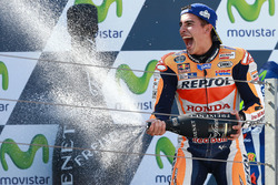 Podium: racewinnaar Marc Marquez, Repsol Honda Team viert zijn overwinning met champagne