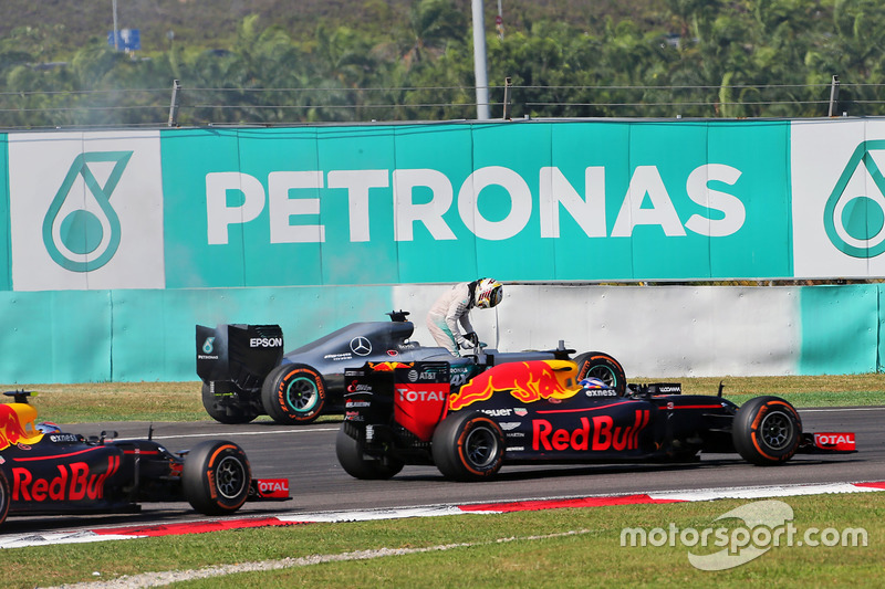 Lewis Hamilton, Mercedes AMG F1 W07 Hybrid si ritira dalla gara per la rottura del motore, e viene superato da Daniel Ricciardo, Red Bull Racing RB12 e Max Verstappen, Red Bull Racing RB12