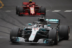 Льюис Хэмилтон, Mercedes AMG F1 W09, и Кими Райкконен, Ferrari SF71H