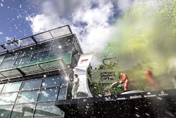 Podyum: 2. sıra Lewis Hamilton, Mercedes AMG F1, yarış galibi Sebastian Vettel, Ferrari, 3. sıra Kim