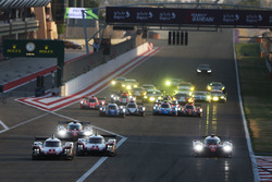 Start, #1 Porsche Team Porsche 919 Hybrid: Neel Jani, Andre Lotterer, Nick Tandy leads