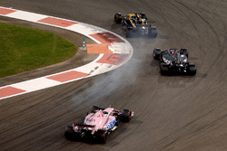 Nico Hulkenberg, Renault Sport F1 Team RS17 Romain Grosjean, Haas F1 Team VF-17 ile mücadelesinde blokaj yaşıyor
