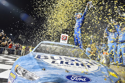 Race winner Kevin Harvick, Stewart-Haas Racing, Ford Fusion Busch Light