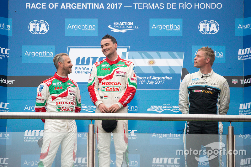 Dobogó: a győztes Norbert Michelisz, Honda Racing Team JAS, második Tiago Monteiro, Honda Racing Team JAS, harmadik Thed Björk, Polestar Cyan Racing