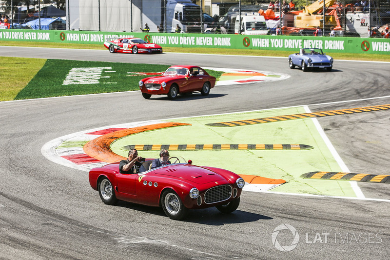 Classic Ferraris in the parade