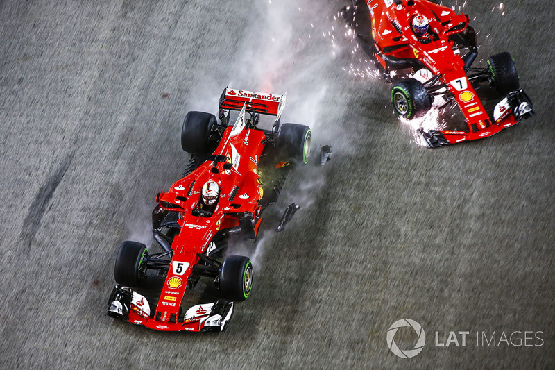 Sebastian Vettel, Ferrari SF70H, Kimi Raikkonen, Ferrari SF70H, chocan al inicio de la carrera