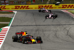 Daniel Ricciardo, Red Bull Racing RB13, Sergio Perez, Sahara Force India F1 VJM10, Esteban Ocon, Sahara Force India F1 VJM10
