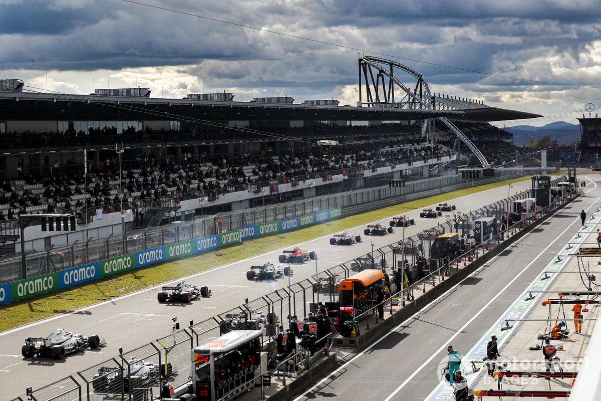 Mobil-mobil F1 berbaris untuk menempati grid start pada GP Eifel.
