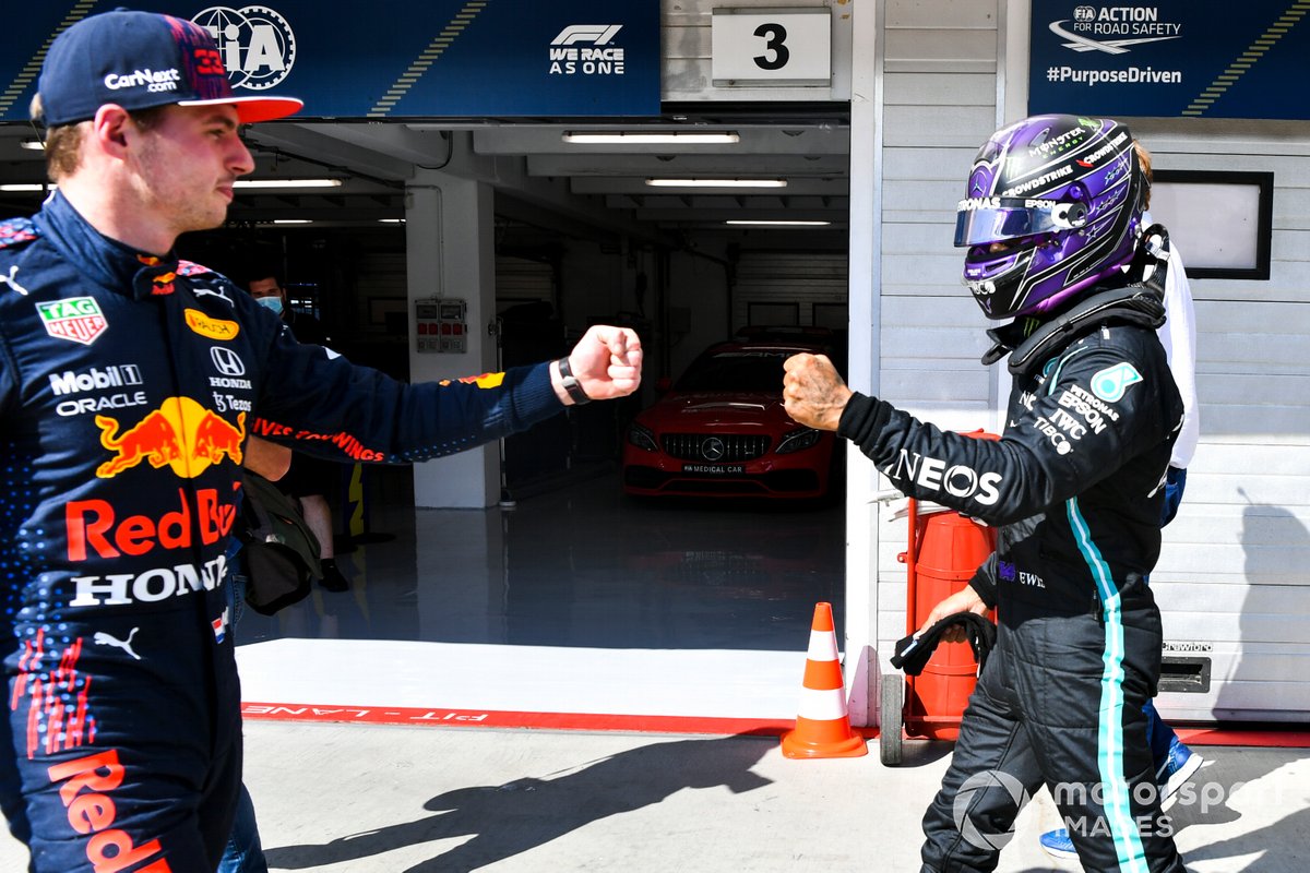 Pole man Lewis Hamilton, Mercedes, first bumbs Max Verstappen, Red Bull Racing, in Parc Ferme