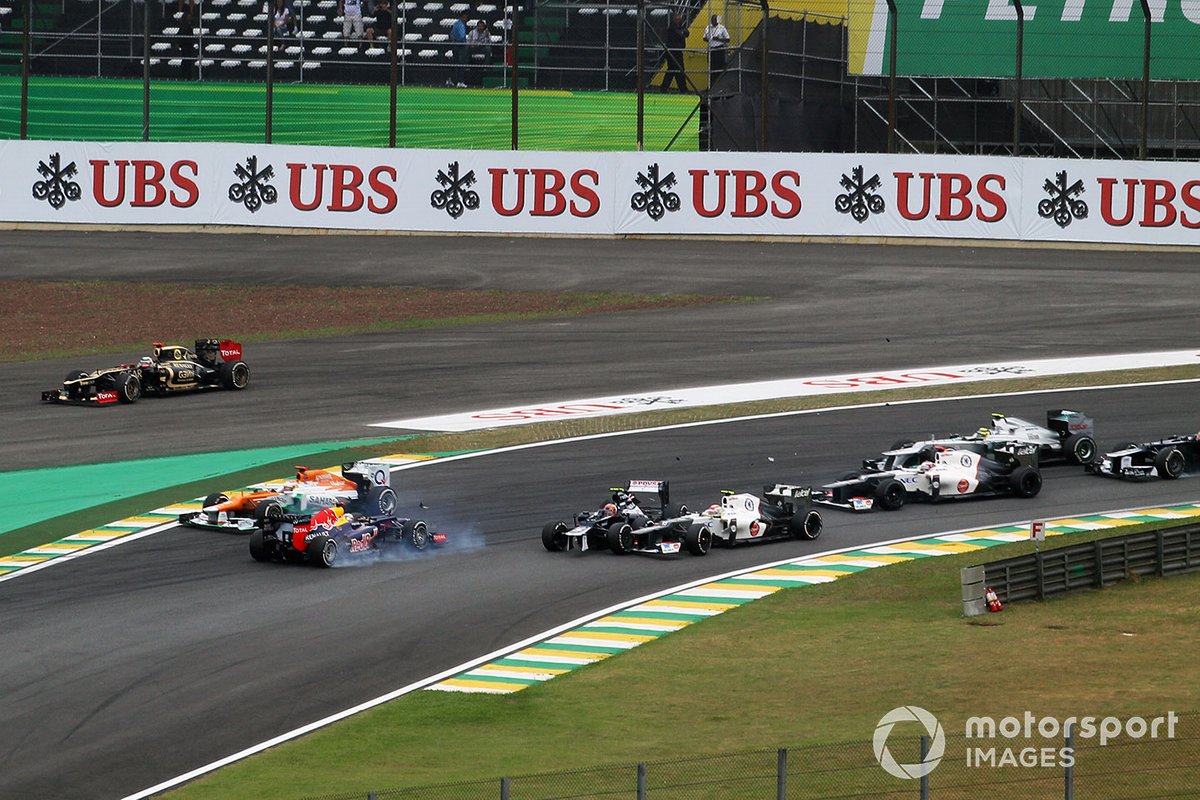 Bruno Senna, Williams FW34, Sebastian Vettel, Red Bull Racing RB8 y Sergio Perez, Sauber C31, colisionan al arranque de la competencia.