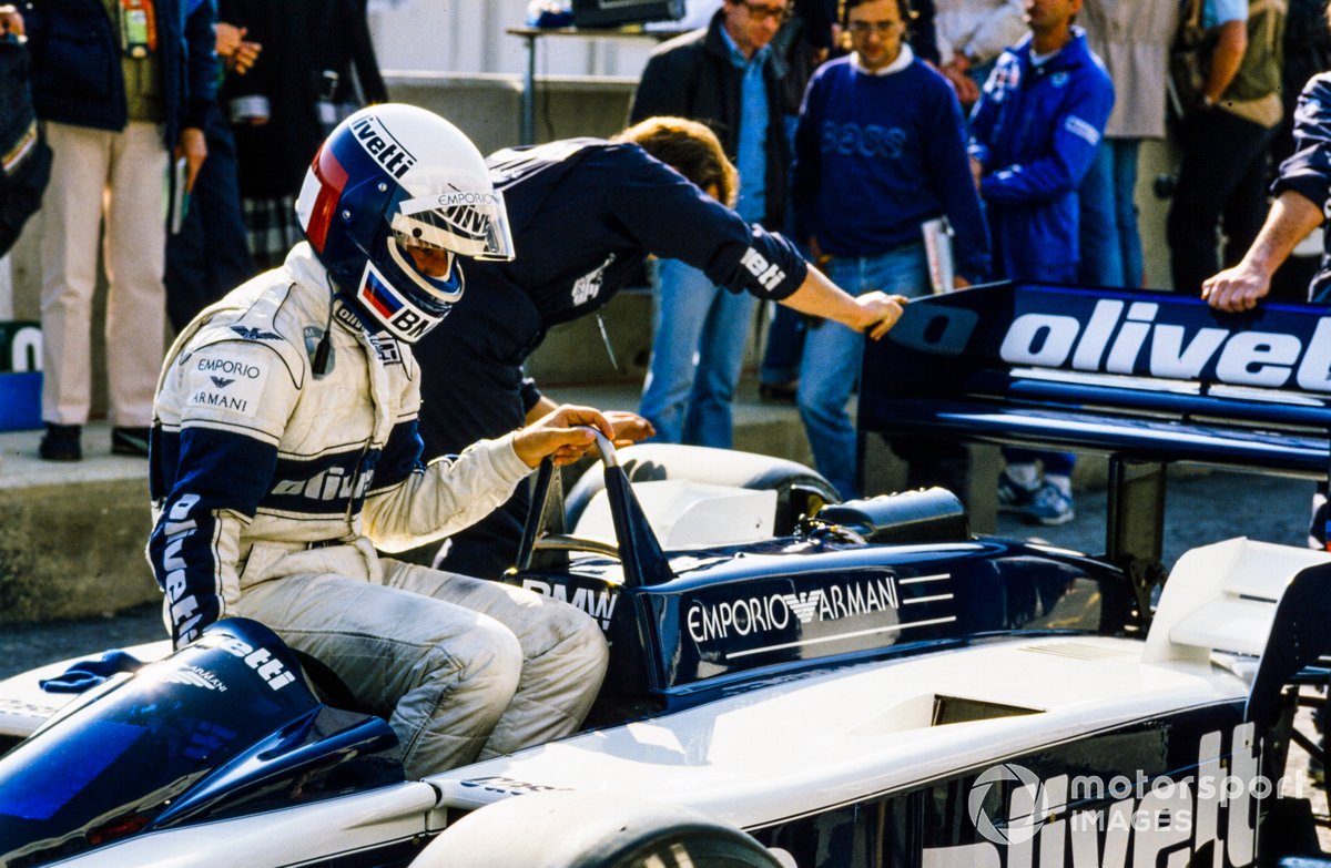 Elio de Angelis, sentado en su Brabham BT55 BMW en los pits