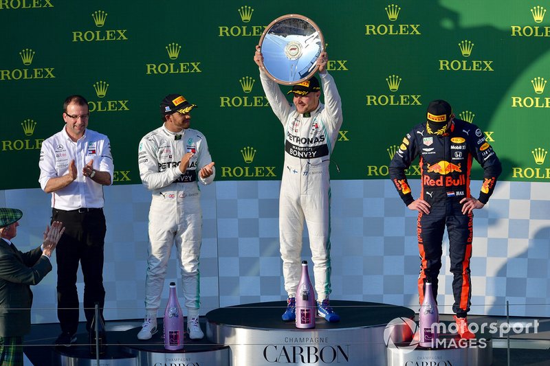 Valtteri Bottas, Mercedes AMG F1, vincitore del GP d'Australia 2019, solleva il trofeo davanti a Lewis Hamilton secondo