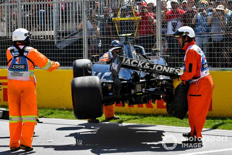 Les commissaires enlèvent la voiture de Kevin Magnussen, Haas VF-19, du circuit