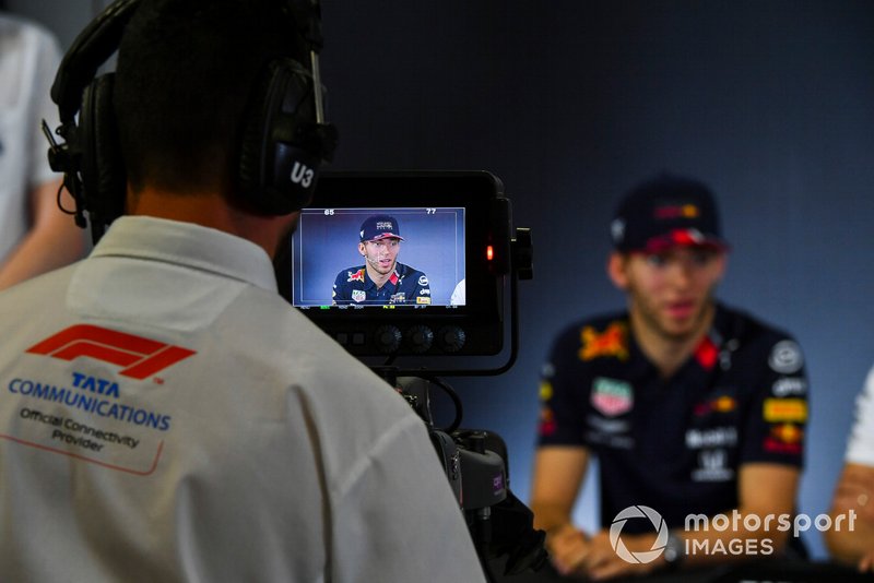 Un caméraman filmant Pierre Gasly, Red Bull Racing durant la conférence de presse