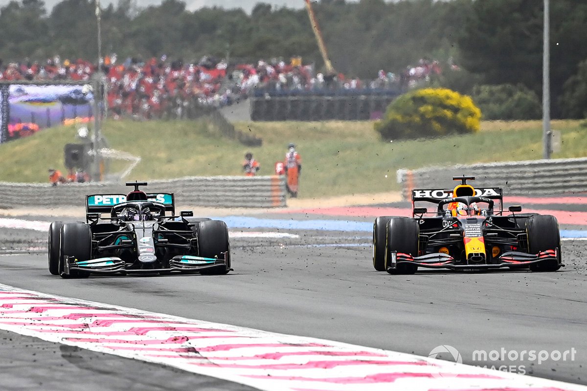 Max Verstappen, Red Bull Racing RB16B menyalip Lewis Hamilton, Mercedes W12